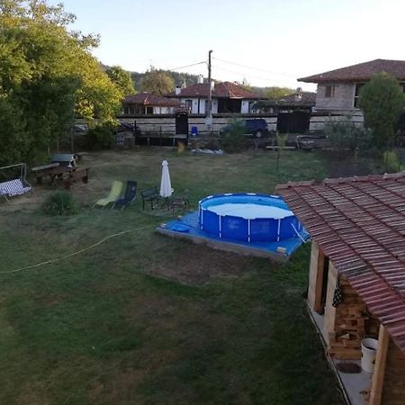 Guest House Yana Turkasheni Bagian luar foto
