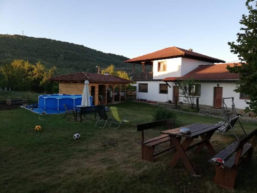 Guest House Yana Turkasheni Bagian luar foto