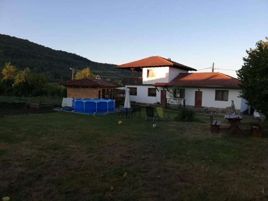 Guest House Yana Turkasheni Bagian luar foto