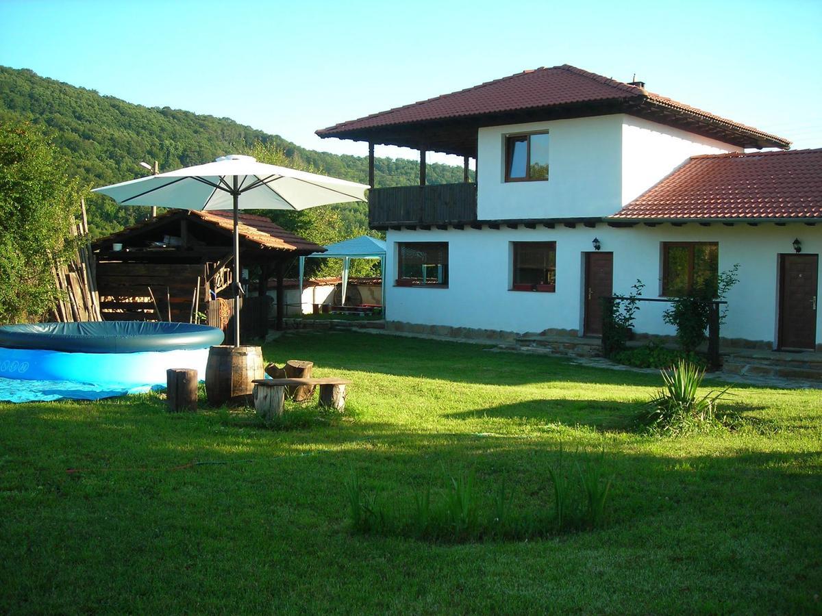 Guest House Yana Turkasheni Bagian luar foto