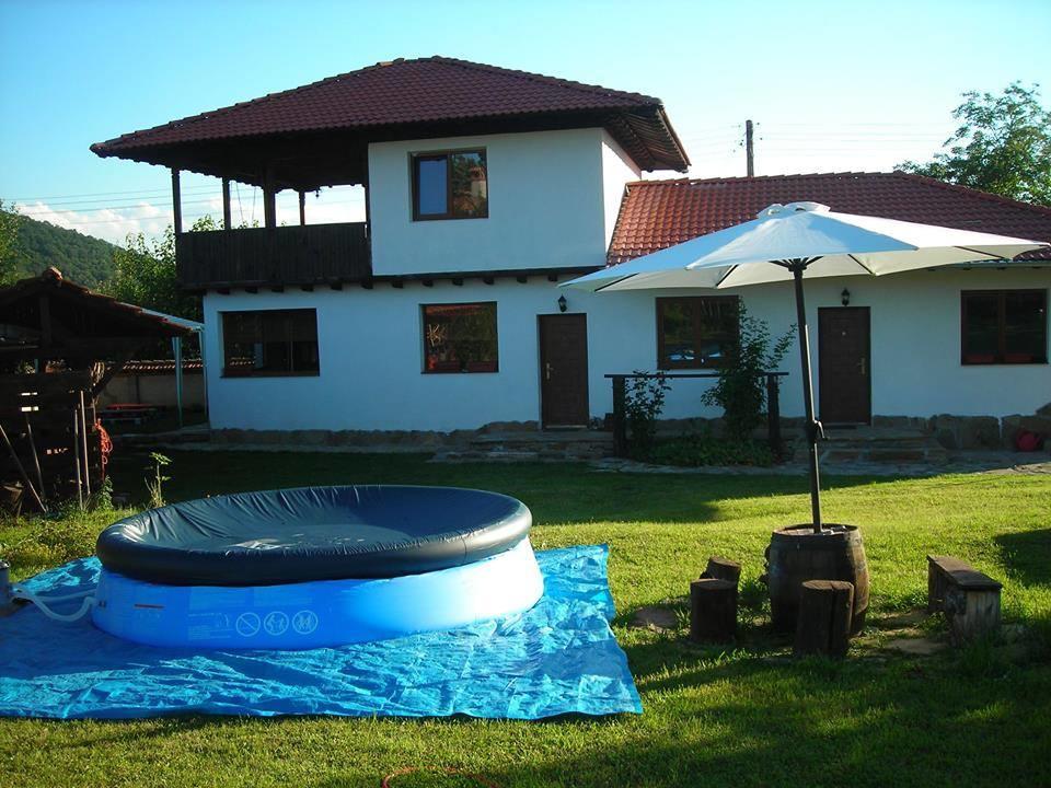 Guest House Yana Turkasheni Bagian luar foto
